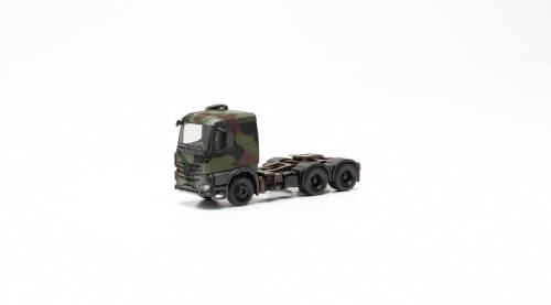 Herpa 747028 Mercedes-Benz Arocs 6x4 Zugmaschine Bundeswehr, flecktarn