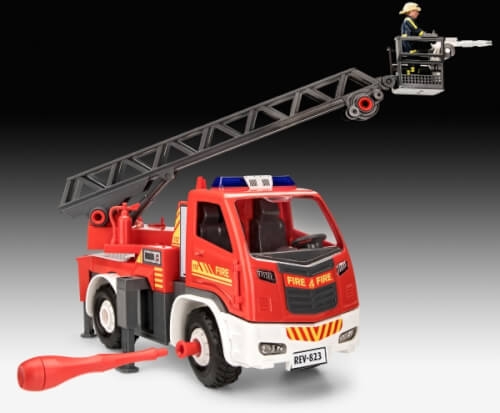 REVELL Feuerwehr Leiterwagen mit Figur 1:20
