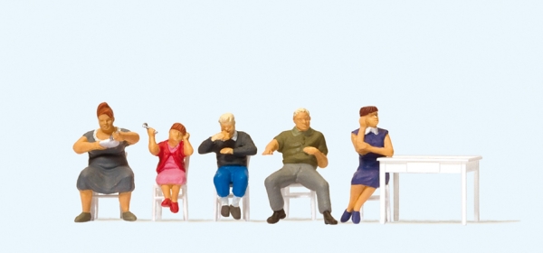 Preiser 10577 Am Tisch (mit Tisch und losen Stühlen)