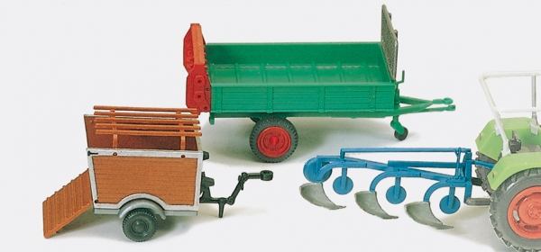 Preiser 17918 Anbaupflug. Dungstreuer. Anhänger für Schweinetransporte